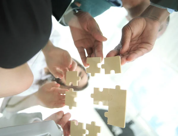 Ansicht Von Unten Business Team Beim Falten Von Puzzleteilen Concept — Stockfoto