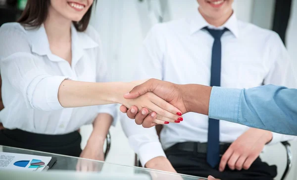 Handshake mezi obchodní žena a investora — Stock fotografie