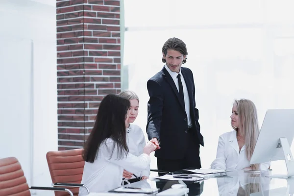 Handshake Gerente y cliente en una oficina moderna — Foto de Stock