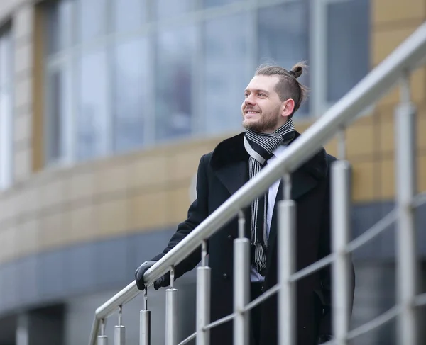 Hombre de negocios en abrigos de invierno, de pie cerca de la oficina — Foto de Stock