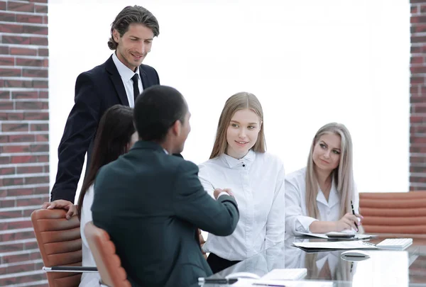 Socios comerciales que realizan un taller en la oficina — Foto de Stock