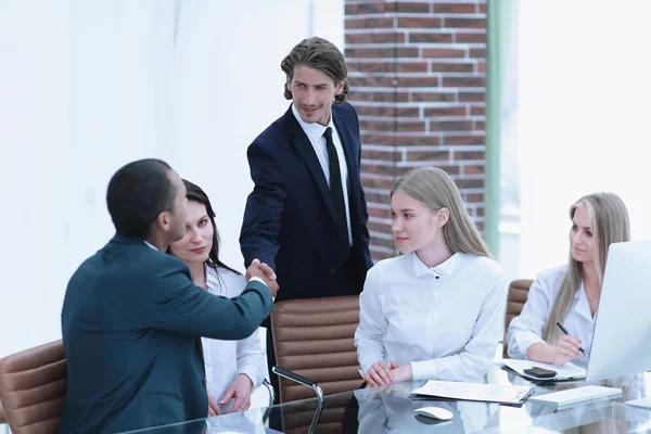 Forretningspartnere, der gennemfører en workshop på kontoret - Stock-foto