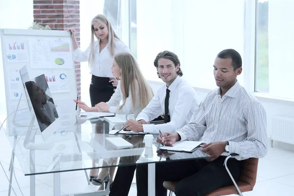 Business woman conducts a presentation of a new project — Stock Photo, Image