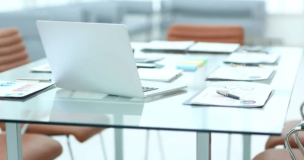 Closeup.open laptop on the Desk of a businessman — Stock Photo, Image