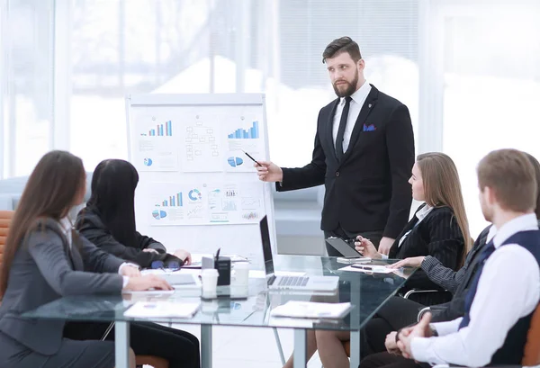 Partenaires d'affaires attentifs à la recherche d'un entrepreneur réussi pointant au tableau blanc dans le bureau — Photo