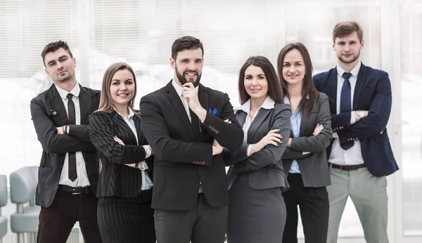 Begreppet framgång i affärer: en solid business team står bredvid varandra och armarna korsade framför honom — Stockfoto