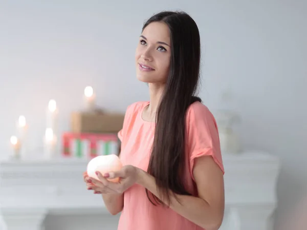 Мрії жінок з декоративною свічкою на розмитому фоні вітальні — стокове фото
