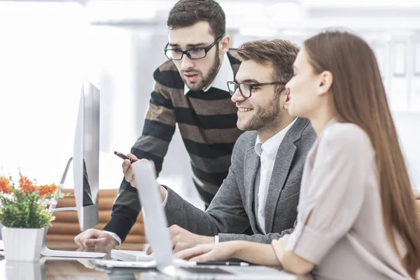 Ein professionelles Business-Team entwickelt ein neues Projekt, sitzt hinter einem Schreibtisch in einem modernen Büro. professionelle Business-Team entwickelt ein neues Projekt, sitzt hinter einem Schreibtisch in einem modernen Büro. — Stockfoto