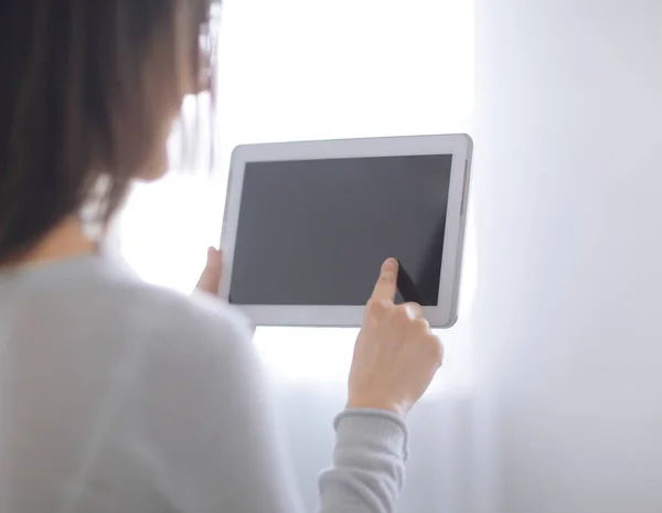 Крупний план. жінка натискає пальцем на екрані цифрового планшета. Фотографія з місцем для тексту — стокове фото