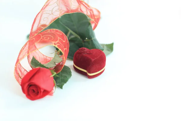 Κόκκινο τριαντάφυλλο και το κουτί με δαχτυλίδι στο λευκό background.photo με αντίγραφο s — Φωτογραφία Αρχείου