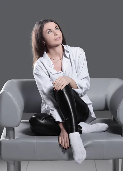Fecha. uma mulher criativa brooding sentado em uma cadeira de escritório .photo com espaço de cópia — Fotografia de Stock