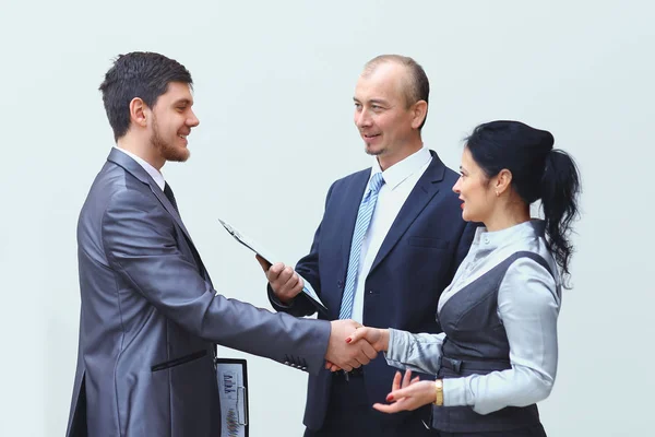 Stäng up.businessman handslag med affärskvinna. begreppet samarbete — Stockfoto