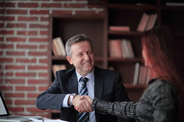 Obchodní partneři, ve schvalování transakce s handshake. — Stock fotografie