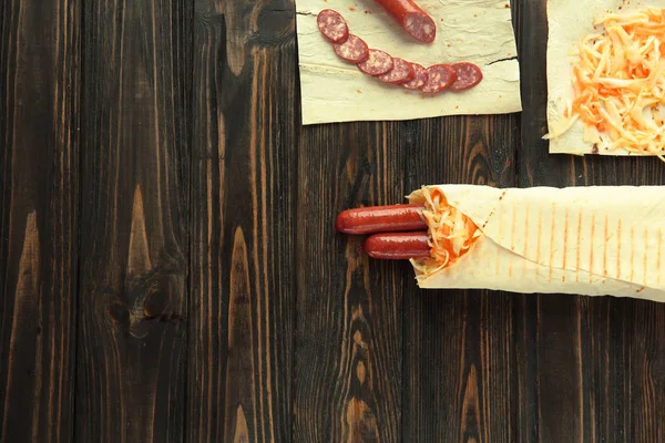 De près. préparation de saucisses en lavash .photo avec copie spac — Photo