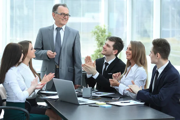 Business team applauding leaders at the meeting. — Stock Photo, Image