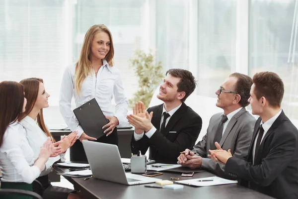 Equipo de negocios aplaudiendo al orador en la reunión . — Foto de Stock