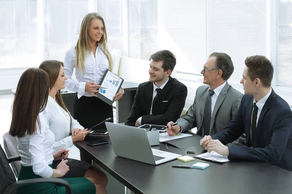 Manager discussing with business team new business plan — Stock Photo, Image