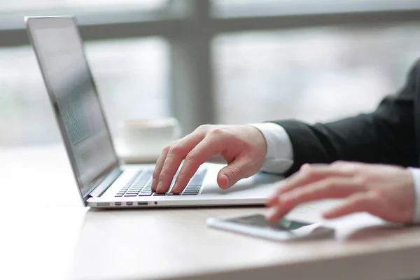 Ein moderner Geschäftsmann, der im Büro arbeitet. Konzept der Zusammenarbeit — Stockfoto