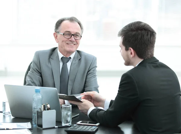 Close up.business personas hablando en un escritorio . — Foto de Stock