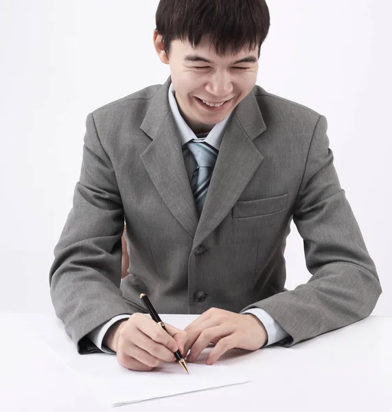 고용 계약에 서명 하는 젊은 사업가. 흰색 배경에 고립. — 스톡 사진