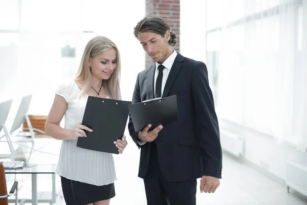 Empresario y mujer de negocios discutiendo documentos antes de la reunión — Foto de Stock