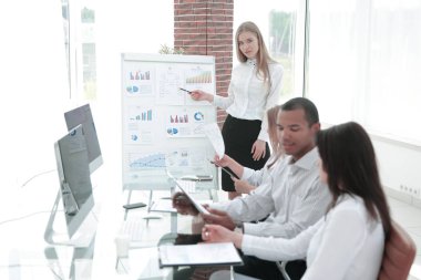 iş kadını iş ortakları için sunu yapma