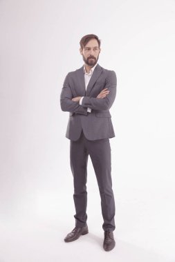 tam height.a bir iş suit.isolated beyaz ciddi işadamı