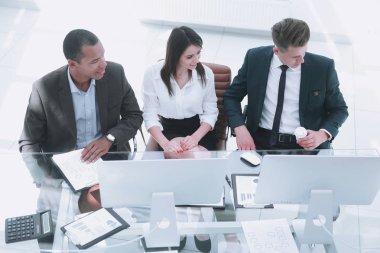 ofiste masada oturan profesyonel iş takım