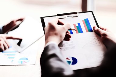 yakın up.the işadamı mali rapor analiz eder.