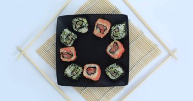 Siyah bir tabakta farklı türde Maki suşisi.