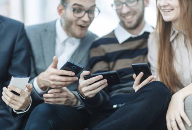 Dost canlısı iş adamları atölye başlamadan önce ofisin lobisinde selfie çekiyorlar.