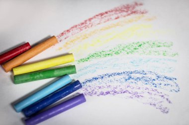 ulticolored boya kalemi drawing.isolated beyaz bir arka plan üzerinde için