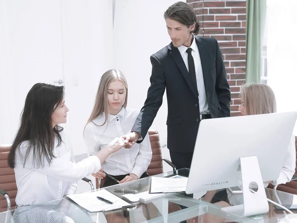 Mujer de negocios da la bienvenida al cliente con un apretón de manos — Foto de Stock