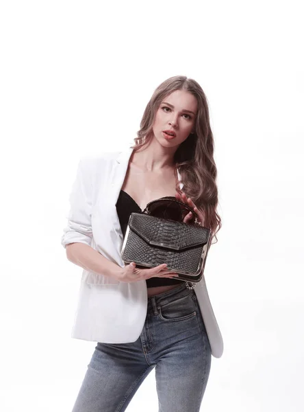 Стильна молода жінка з модною сумочкою. ізольована на білому — стокове фото