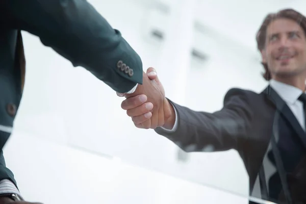 Close up .handshake de parceiros de negócios. conceito de negócio — Fotografia de Stock