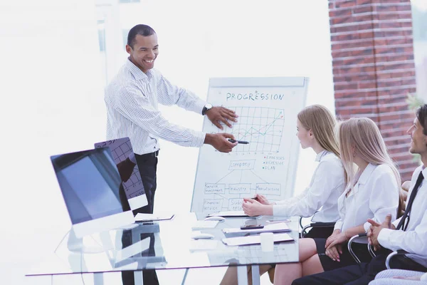 Spreker over nieuwe ideeën op de bijeenkomst — Stockfoto