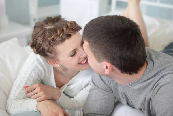 Joven sonriente pareja romántica relajarse en los demás Empresa. — Foto de Stock