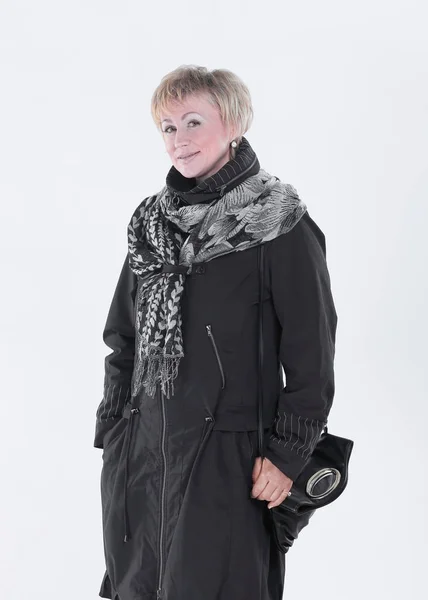 Lächelnde Frau in schwarzem Mantel und Schal.. — Stockfoto
