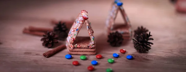 Mesa de Natal. paus de canela, biscoitos e cones de abeto em madeira — Fotografia de Stock