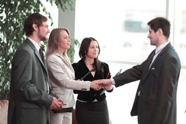 Fecha. handshake mulher de negócios com homem de negócios no centro de negócios moderno — Fotografia de Stock