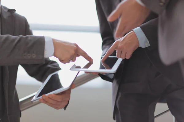 Handen Van Mensen Die Met Een Tablet Computer Werken Technologie — Stockfoto