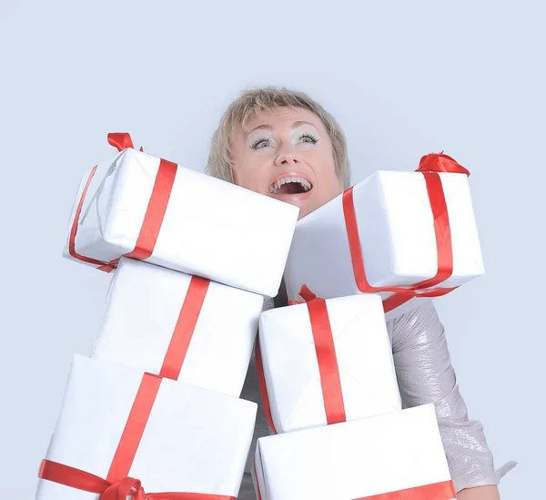 Primer plano de mujer con un montón de cajas de regalo . — Foto de Stock