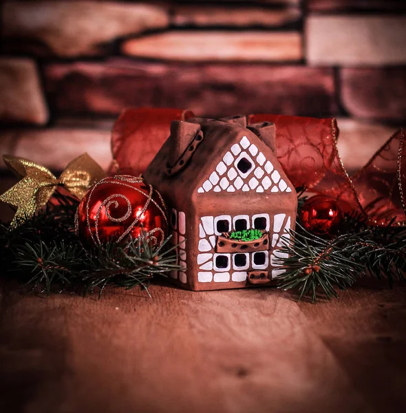 ジンジャーブレッドの家、クリスマス ボール。celebratio の概念 — ストック写真