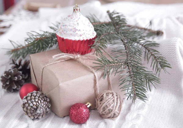 Ajándék doboz és karácsonyfa ág és dekorációk fehér — Stock Fotó