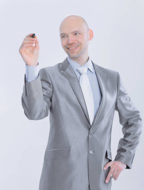 Ciddi bir iş adamı sanal noktaya işaret koyuyor.