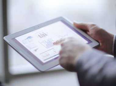 finansal verileri dijital tablet kullanarak analiz up.businessman kapatın