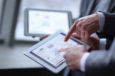 up.two işadamları finansal veriler dijital tablet kullanma tartışırken kapatın