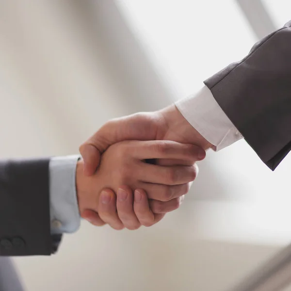 Close up.business Handshake auf verschwommenem Bürohintergrund — Stockfoto