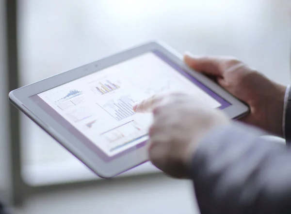 Close up.businessman analisando dados financeiros usando tablet digital — Fotografia de Stock