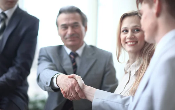 Close up.immagine dei partner commerciali che stringono la mano in ufficio — Foto Stock